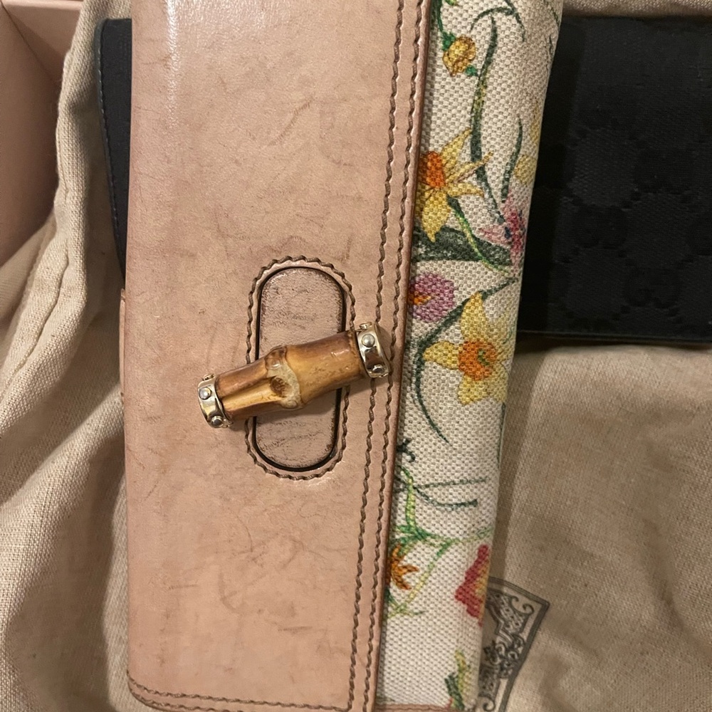 Gucci Tan Wallet with Gold Clasp and Floral Accent